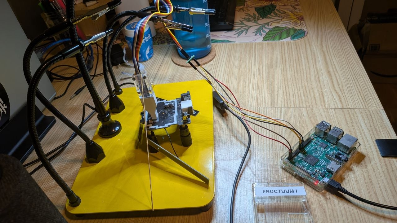 Setup using rubber bands to read the firmware.